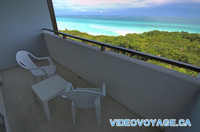 Cuba Cayo Santa Maria Memories Azul / Paraiso Le balcon avec vue océan, deux chaises et une petite table.