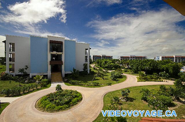 Cuba Cayo Santa Maria Memories Azul / Paraiso Les batiments des chambres sont disposé en rond autour des piscines.