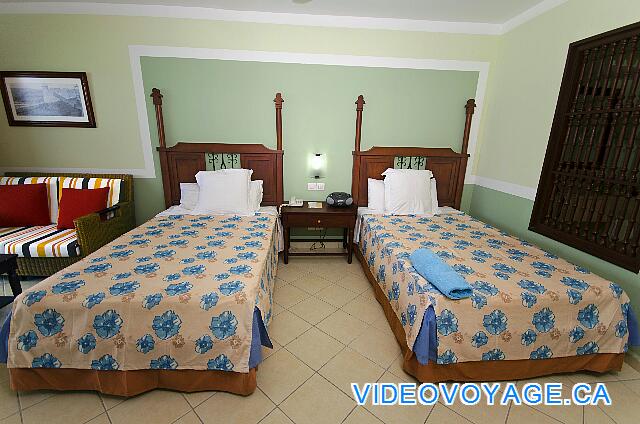 Cuba Cayo Santa Maria Memories Azul / Paraiso Deux lits 3/4, une table de nuit au centre.