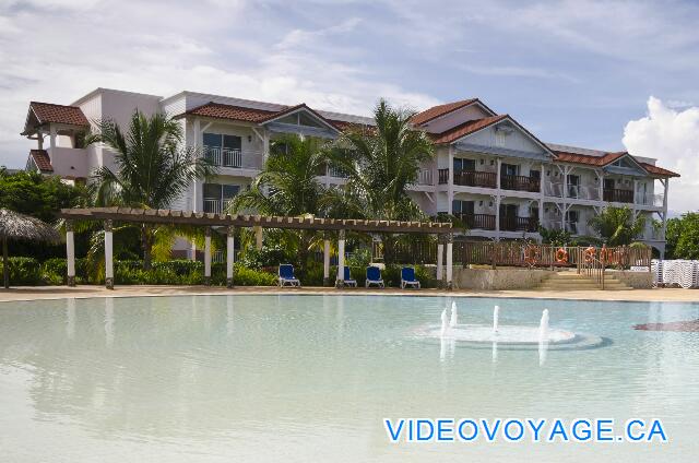 Cuba Cayo Santa Maria Memories Azul / Paraiso Algunos edificio con vistas a la piscina.