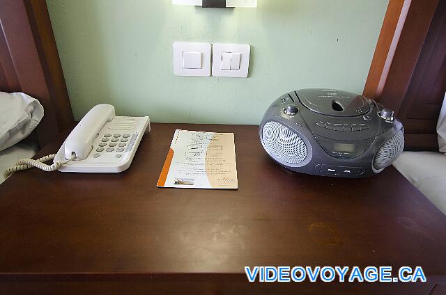 Cuba Cayo Santa Maria Memories Azul / Paraiso Un lecteur CD et un téléphone sur la table de nuit.