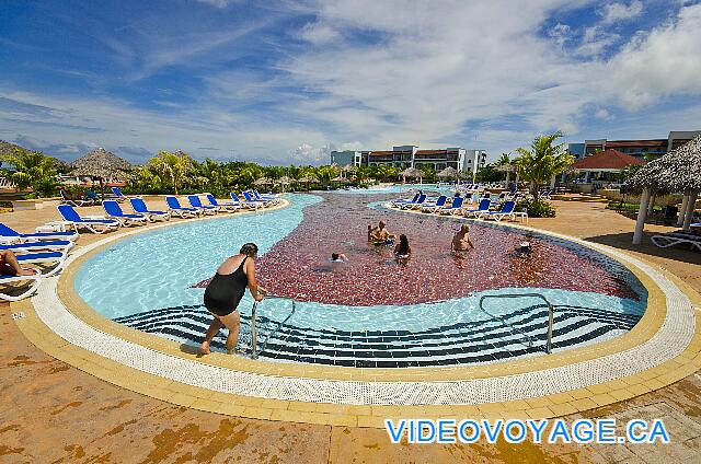 Cuba Cayo Santa Maria Memories Azul / Paraiso La piscina en la sección de nivel inferior tiene entradas con rampas y escaleras.