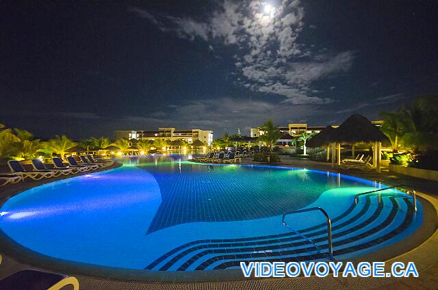 Cuba Cayo Santa Maria Memories Azul / Paraiso La piscina en la noche