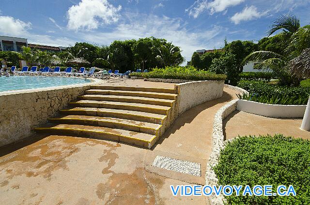 Cuba Cayo Santa Maria Memories Azul / Paraiso El acceso al segundo nivel, escaleras y un camino para sillas de ruedas.