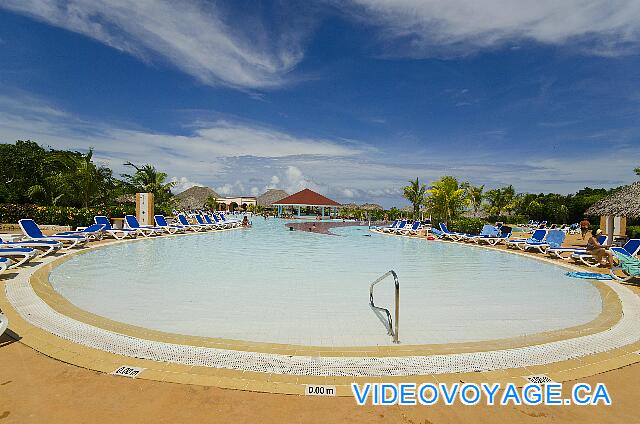 Cuba Cayo Santa Maria Memories Azul / Paraiso La piscina de segundo nivel es de tamaño medio. Aquí plato principal con una suave pendiente ...