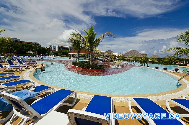 Cuba Cayo Santa Maria Memories Azul / Paraiso Una piscina en forma de Y, en este apartado de la piscina con un lado de estilo de borde infinito con vistas a la parte inferior de la piscina.