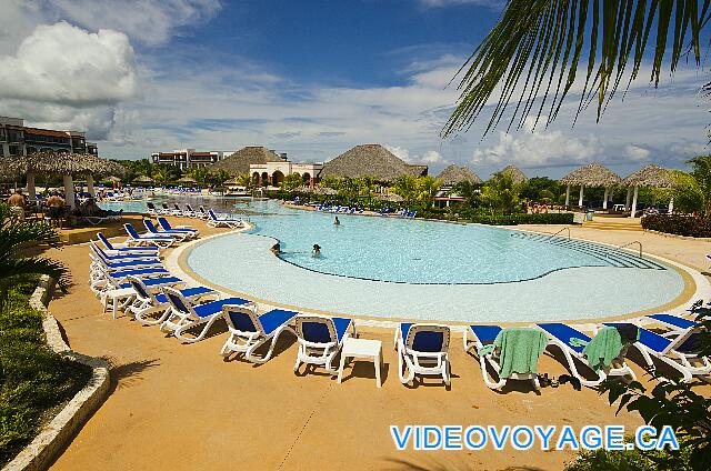 Cuba Cayo Santa Maria Memories Azul / Paraiso Un secteur peu profond pour les chaises longues dans la piscine.