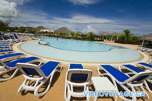 Cuba Cayo Santa Maria Memories Azul / Paraiso A few tables between chairs to drop consumption.