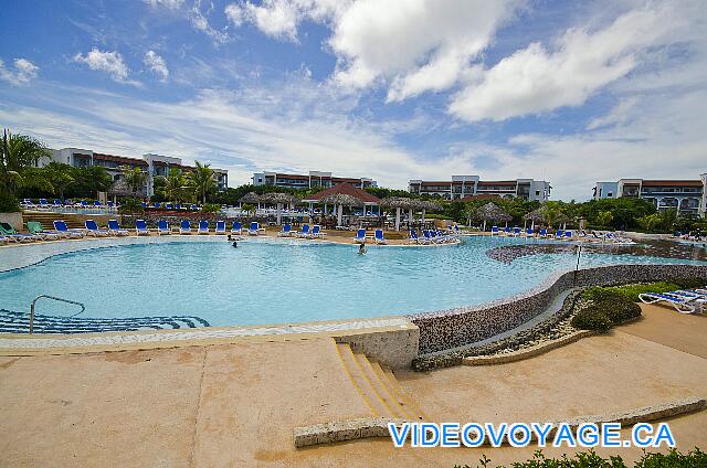 Cuba Cayo Santa Maria Memories Azul / Paraiso The bar is located between the pool levels. Several levels around pools, but there are always paths for wheelchairs.