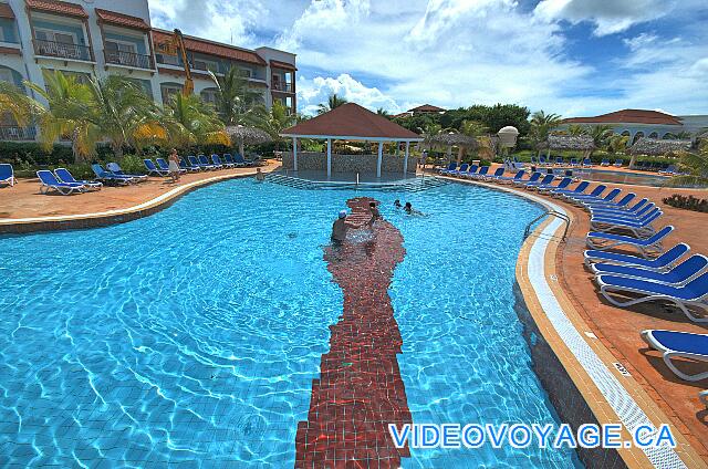 Cuba Cayo Santa Maria Memories Azul / Paraiso Con un bar en la terraza de la piscina.