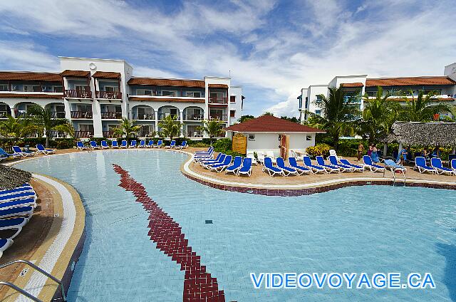 Cuba Cayo Santa Maria Memories Azul / Paraiso Numerosas sillas, pero pocas palapas, las habitaciones se encuentran a poca distancia de la piscina.