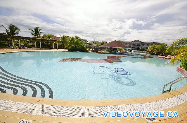 Cuba Cayo Santa Maria Memories Azul / Paraiso The main pool section of Paraiso, a fairly large pool.