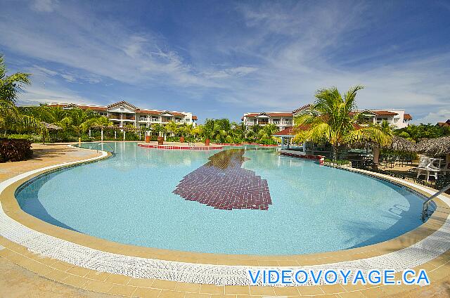 Cuba Cayo Santa Maria Memories Azul / Paraiso The other side of the pool, the pool bar on the right.