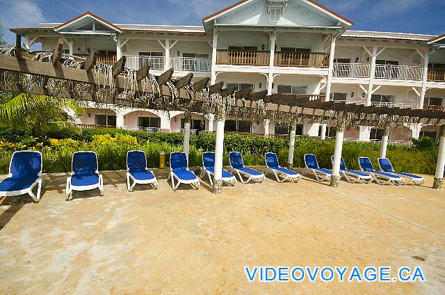 Cuba Cayo Santa Maria Memories Azul / Paraiso Sun loungers on the terrace, but few palapas.