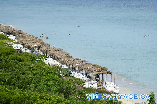 Cuba Cayo Santa Maria Memories Azul / Paraiso Una gran cantidad de silla de salón en la playa.