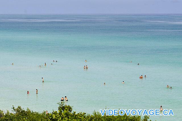 Cuba Cayo Santa Maria Memories Azul / Paraiso Los nadadores que están lejos de la orilla en un día con poco vaga.