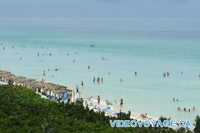 Cuba Cayo Santa Maria Memories Azul / Paraiso Los nadadores que están lejos de la orilla en un día con poco vaga.