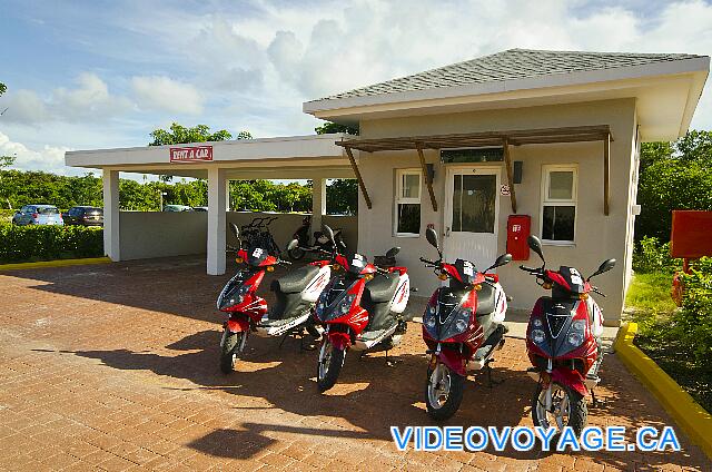 Cuba Cayo Santa Maria Playa Cayo Santa Maria Motocicleta se alquilan en el frente.