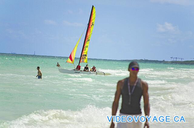 Cuba Cayo Santa Maria Playa Cayo Santa Maria Un catamarán que sale a la aventura