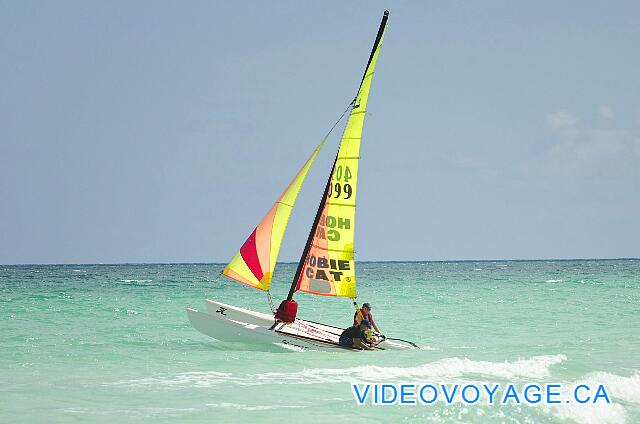 Cuba Cayo Santa Maria Playa Cayo Santa Maria Un catamarán que sale a la aventura