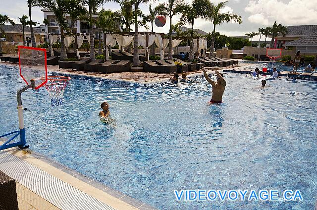 Cuba Cayo Santa Maria Playa Cayo Santa Maria Baloncesto en la piscina principal