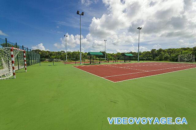 Cuba Cayo Santa Maria Playa Cayo Santa Maria Dos canchas de tenis iluminadas