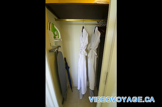 Cuba Cayo Santa Maria Playa Cayo Santa Maria Un primer armario, éste con salidas de baño.