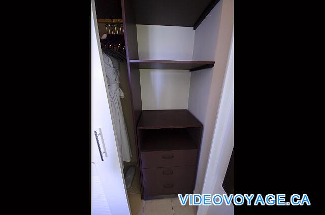 Cuba Cayo Santa Maria Playa Cayo Santa Maria Desde el espacio de almacenamiento en el armario.