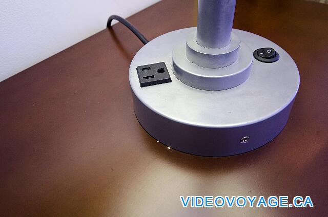 Cuba Cayo Santa Maria Playa Cayo Santa Maria Escriba tomas de corriente B en la base de las lámparas.