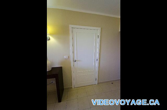 Cuba Cayo Santa Maria Playa Cayo Santa Maria La habitación tiene una puerta que conectaba con una habitación, el espectáculo en sí tiene una puerta que conectaba con otra habitación.