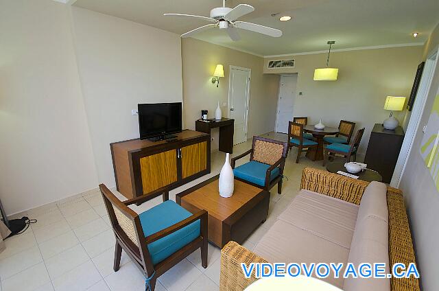 Cuba Cayo Santa Maria Playa Cayo Santa Maria Con un sofá y otro HDTV.