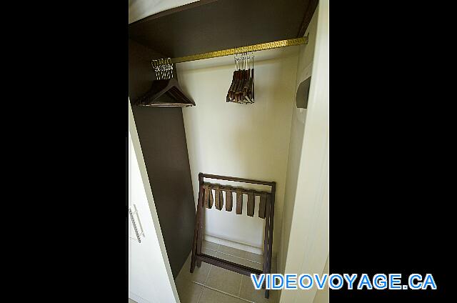 Cuba Cayo Santa Maria Playa Cayo Santa Maria A wardrobe