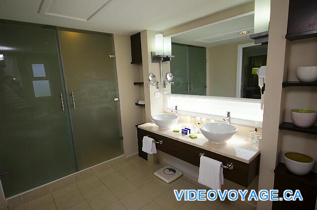 Cuba Cayo Santa Maria Playa Cayo Santa Maria La ducha y el inodoro detrás de las puertas de cristal.