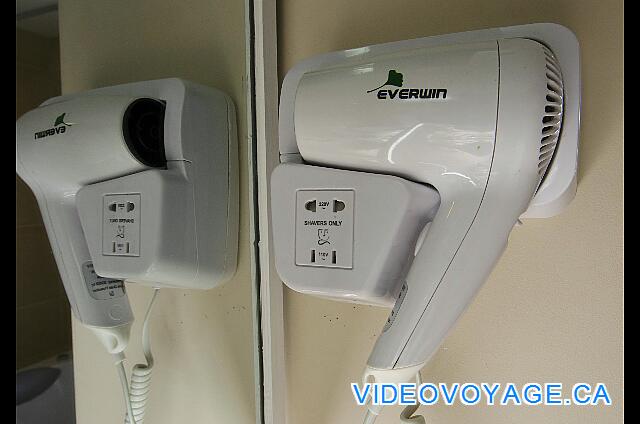 Cuba Cayo Santa Maria Playa Cayo Santa Maria El secador de pelo con una baja potencia de convertidor de potencia integrado.