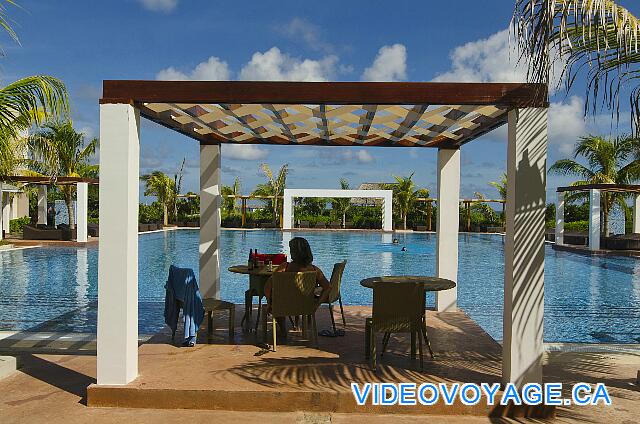 Cuba Cayo Santa Maria Playa Cayo Santa Maria Una pequeña terraza, unas pocas mesas y sillas bajo un techo.