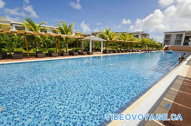 Cuba Cayo Santa Maria Playa Cayo Santa Maria Muchas sillas en refugios del sol.