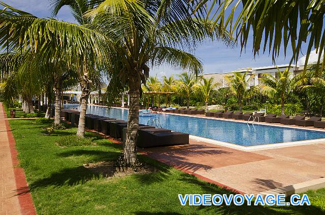 Cuba Cayo Santa Maria Playa Cayo Santa Maria Los árboles proporcionan sombra sobre las tumbonas en la mañana y la tarde.