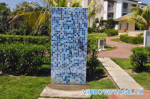 Cuba Cayo Santa Maria Playa Cayo Santa Maria Las duchas a cada lado de la barra de