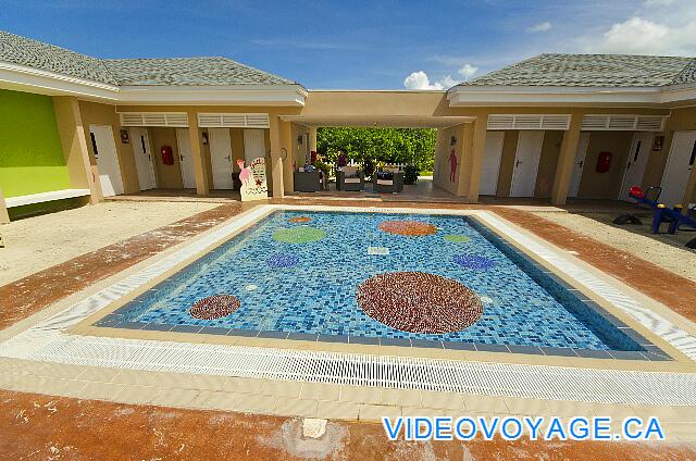 Cuba Cayo Santa Maria Playa Cayo Santa Maria El mini club de la piscina ...