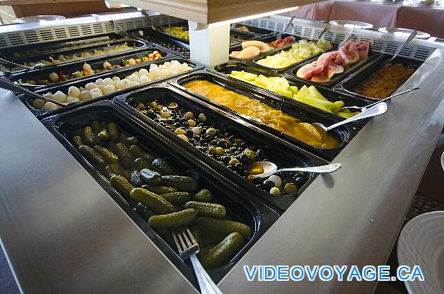 Cuba Cayo Santa Maria Playa Cayo Santa Maria Una buena variedad de comida para un restaurante en la playa.