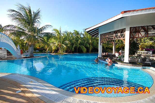 Cuba Cayo Santa Maria Iberostar Ensenachos El bar parece más popular en esta sección.