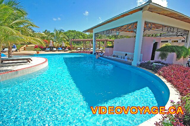 Cuba Cayo Santa Maria Iberostar Ensenachos El bar en la piscina de la sección Real. También hay un contador de fuera de la piscina.