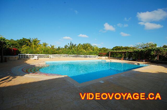 Cuba Cayo Santa Maria Iberostar Ensenachos La piscina en el SPA con asientos muy limitado, no hay sombrillas, sólo un refugio del sol en la parte inferior.