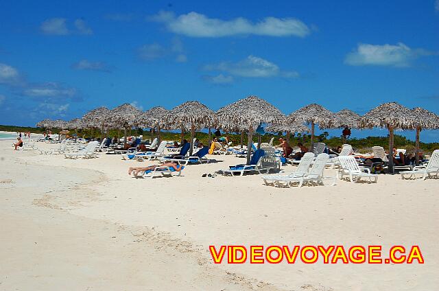 Cuba Cayo Santa Maria Iberostar Ensenachos La pendiente es muy suave, ondas de agua llegan cerca de las palapas.