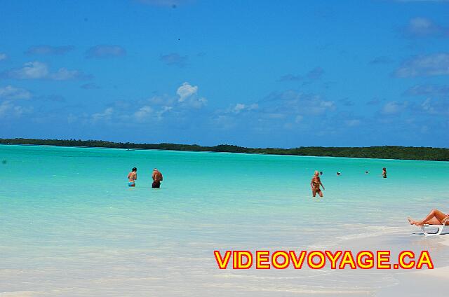 Cuba Cayo Santa Maria Iberostar Ensenachos Bañistas en diferentes distancias del borde demuestra la suave pendiente de entrar en el mar.