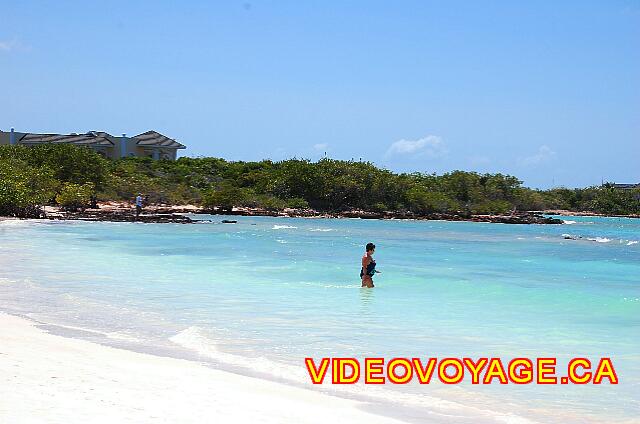 Cuba Cayo Santa Maria Iberostar Ensenachos Al final de la playa Mégano, hay un pequeño arrecife y algas, pero pocos bañistas ir allí porque la playa hacia el este es tan hermoso.