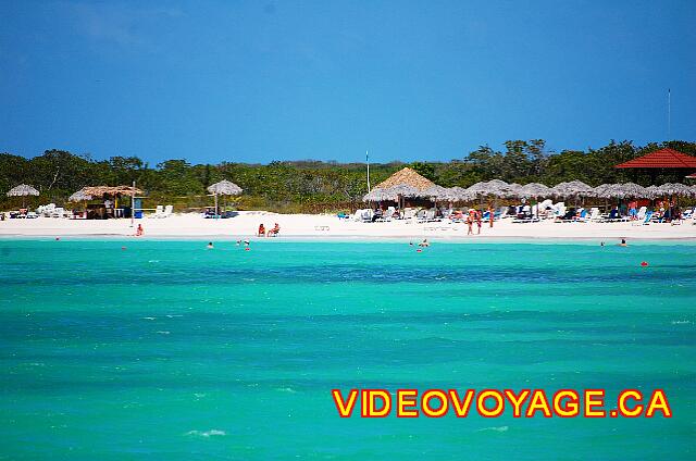 Cuba Cayo Santa Maria Iberostar Ensenachos Hay una red de voleibol en la playa y un bar cerca de la playa.