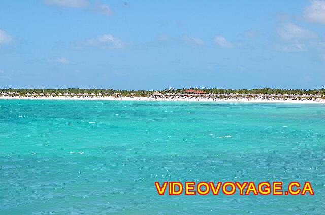 Cuba Cayo Santa Maria Iberostar Ensenachos Las palapas se concentran alrededor de la ruta de acceso a la playa, pero la playa es más larga.