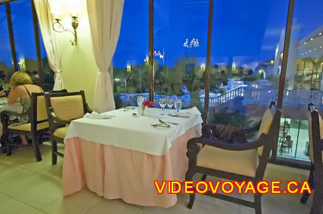 Cuba Cayo Santa Maria Iberostar Ensenachos Las tablas en las ventanas laterales permiten ver el sitio o el atardecer.