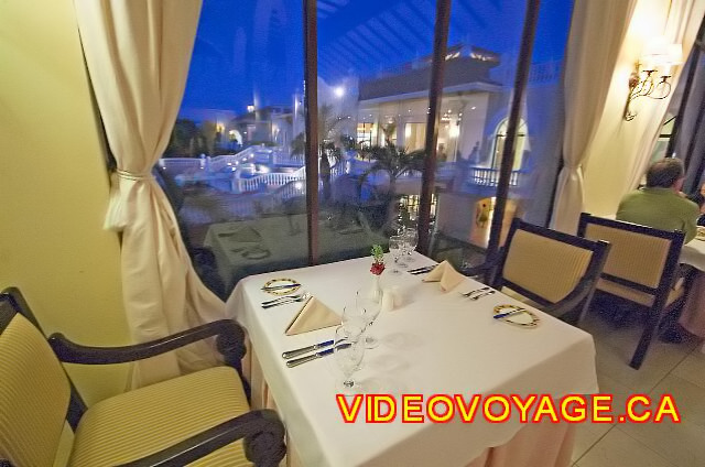 Cuba Cayo Santa Maria Iberostar Ensenachos Otra mesa con la presentación de las tablas de la noche.